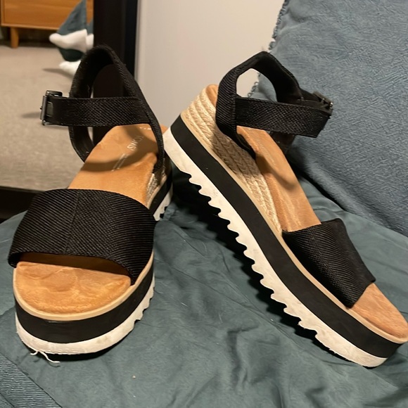 Toms Shoes - Toms wedges
